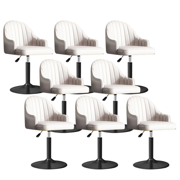 スカンジナビアのメタルバースツールローバックフェイクレザークッションスツールとフットレスト