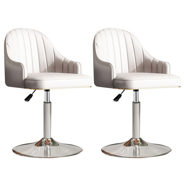 スカンジナビアのメタルバースツールローバックフェイクレザークッションスツールとフットレスト