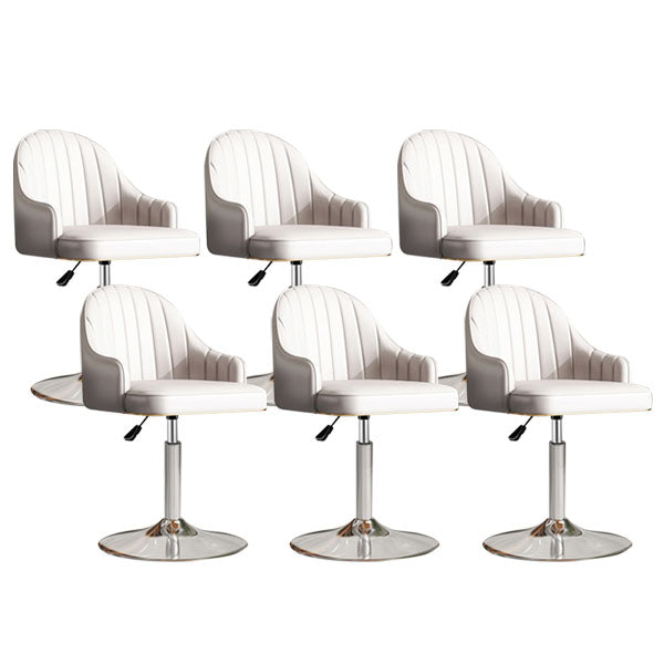 スカンジナビアのメタルバースツールローバックフェイクレザークッションスツールとフットレスト