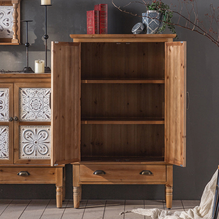 Gabinete de madera industrial con patas y cajones girados en marrón