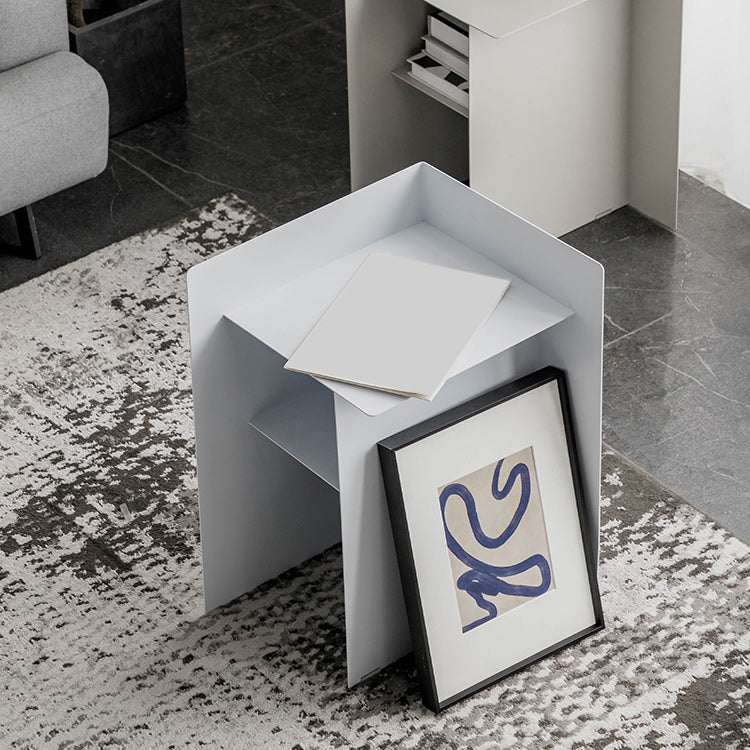 Table de bout abstraite de métal table de coin du milieu du siècle avec étagère