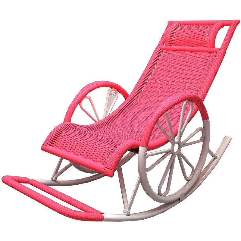 Chaise à bascule en osier et en métal