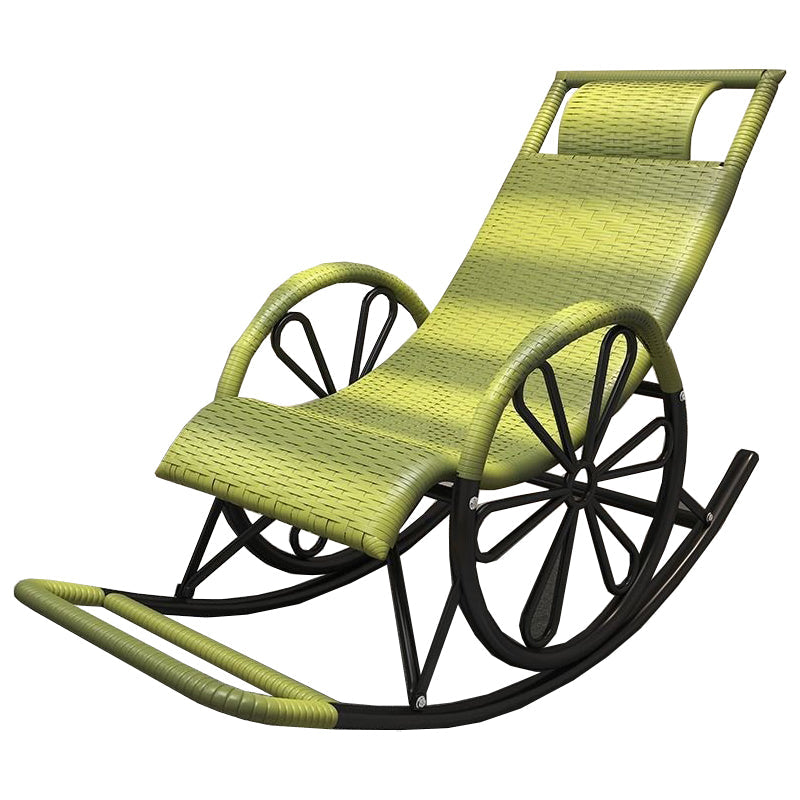 Chaise à bascule en osier et en métal