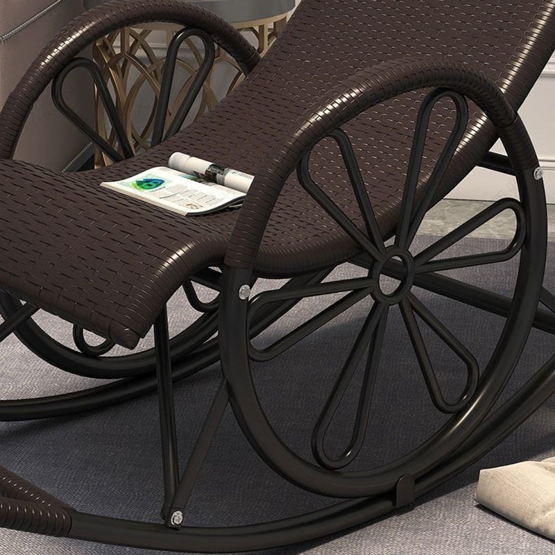 Chaise à bascule en osier et en métal