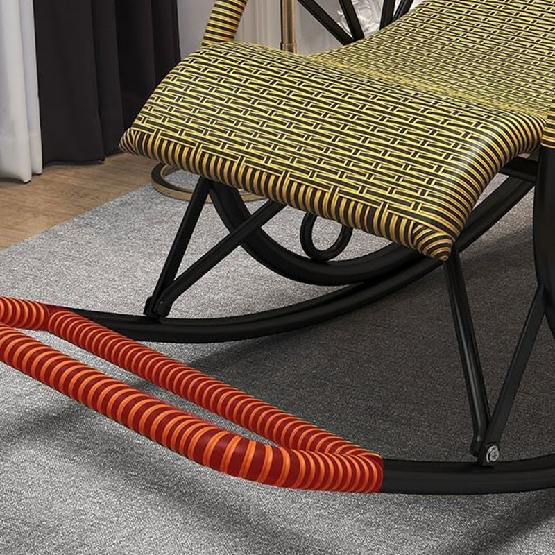 Chaise à bascule en osier et en métal