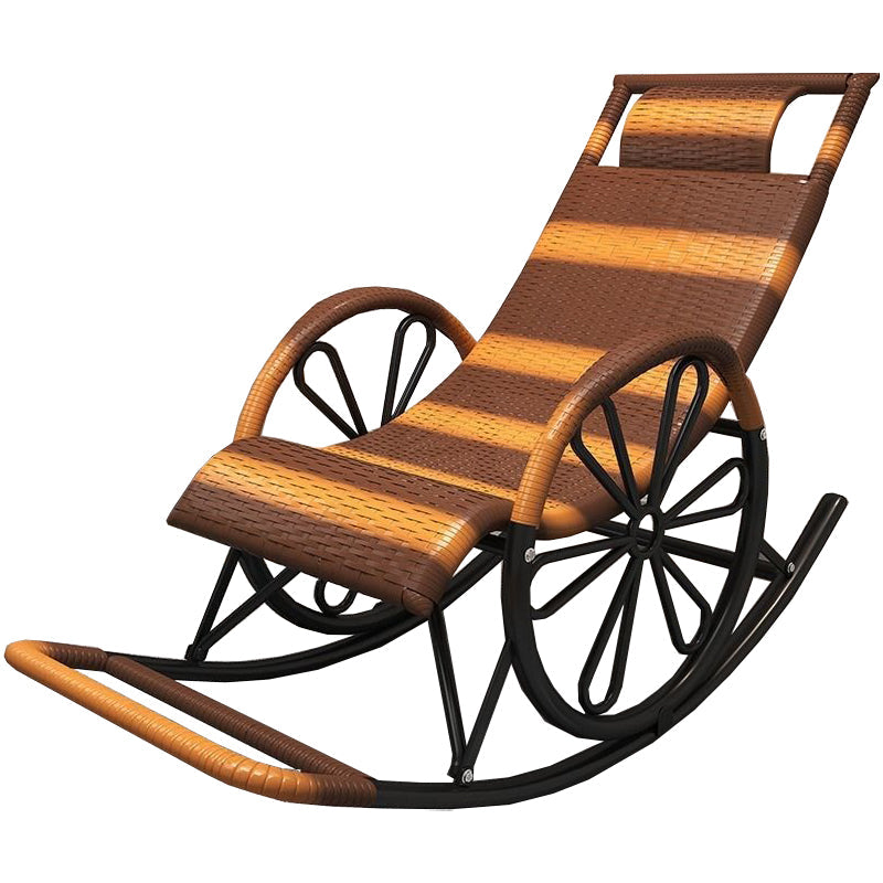 Chaise à bascule en osier et en métal