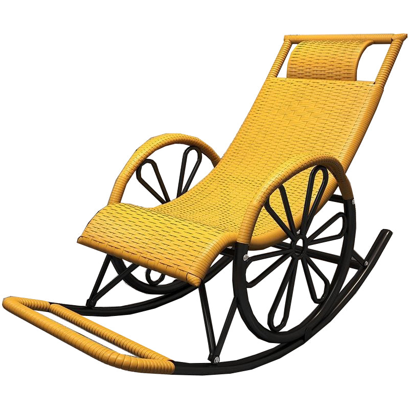 Chaise à bascule en osier et en métal