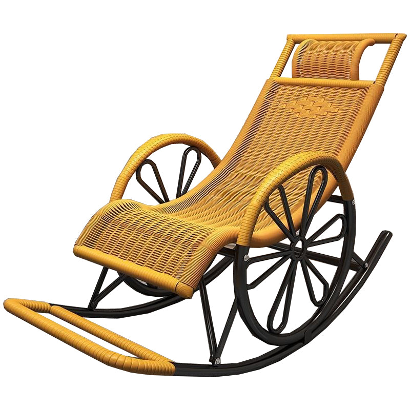 Chaise à bascule en osier et en métal