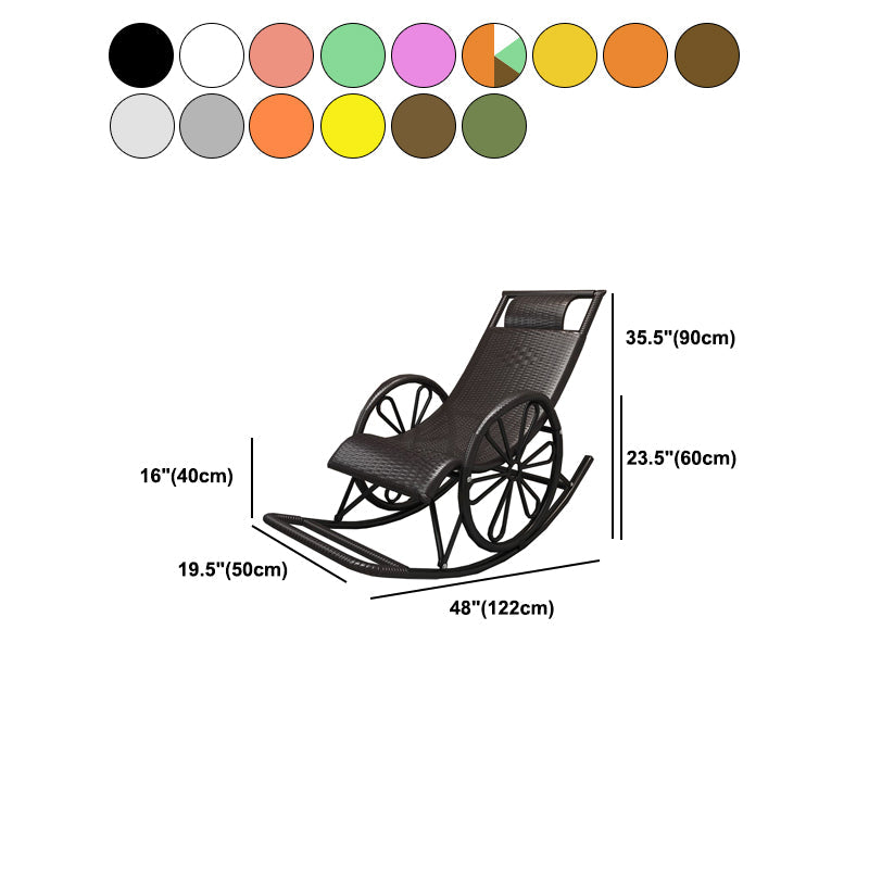 Chaise à bascule en osier et en métal