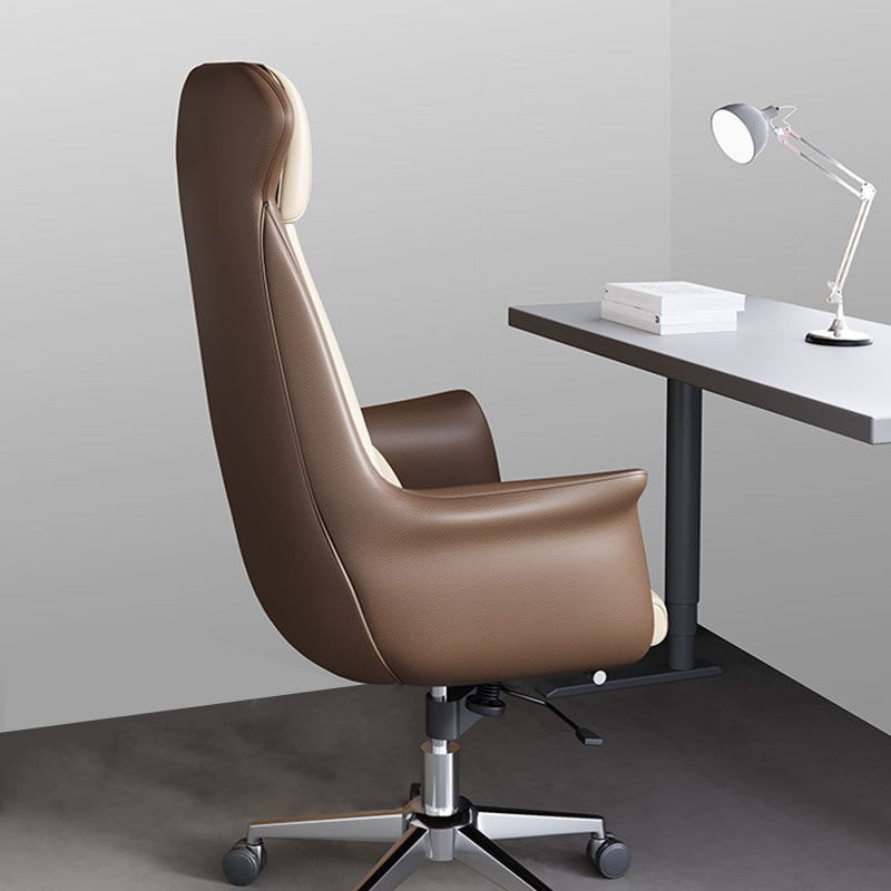 Sedia moderna con braccioli inclusi e rotelle, sedia da scrivania in pelle con schienale alto, colore nero/marrone