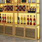 Bouteille à vin en métal doré autoportant avec étagère.