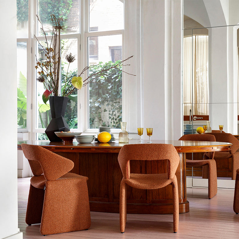 Sedia da pranzo in tessuto stile designer a braccio apribile.