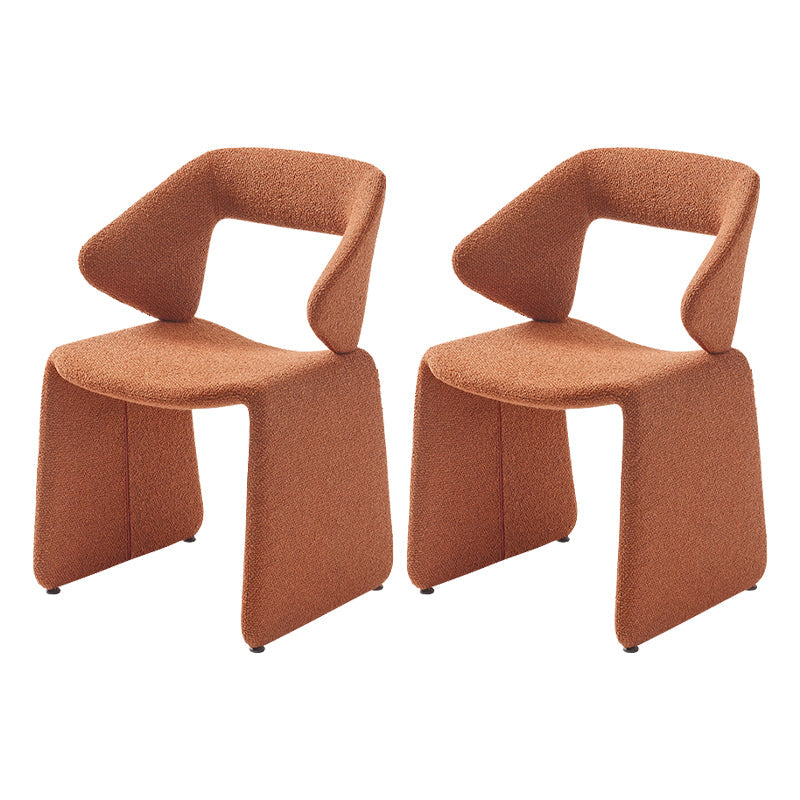 Sedia da pranzo in tessuto stile designer a braccio apribile.