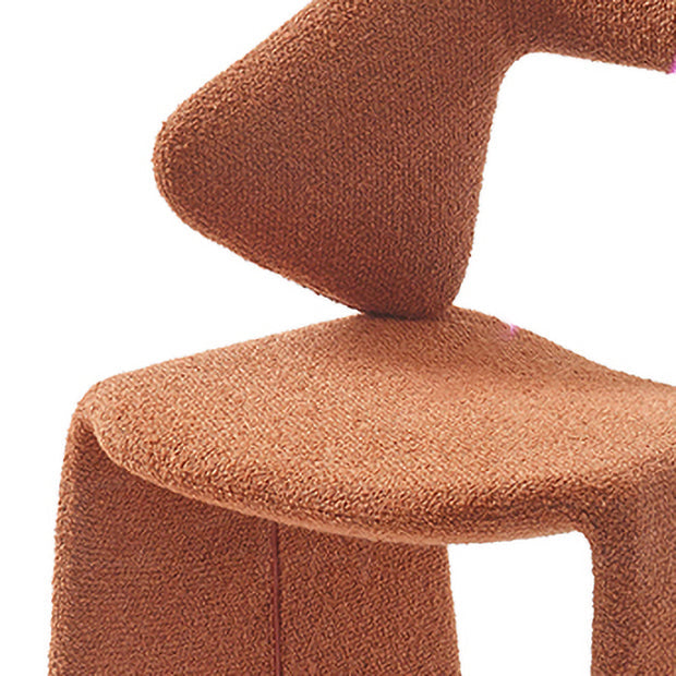 Sedia da pranzo in tessuto stile designer a braccio apribile.