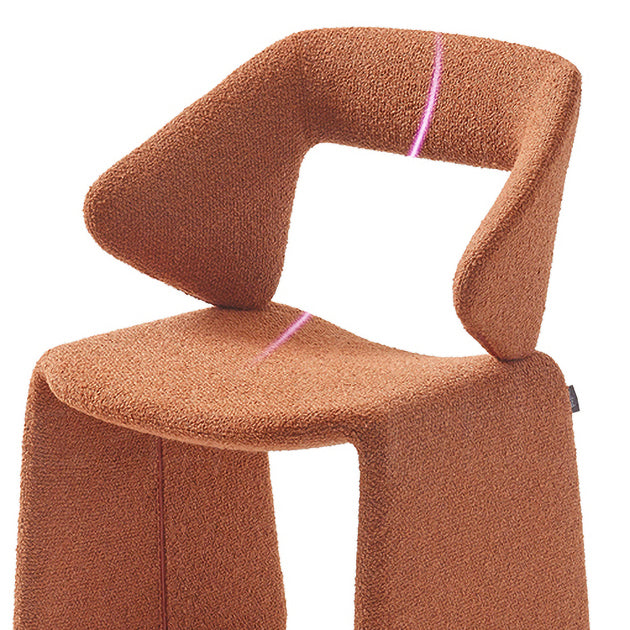 Sedia da pranzo in tessuto stile designer a braccio apribile.