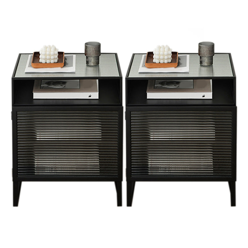 Mesa de noche de madera y vidrio.