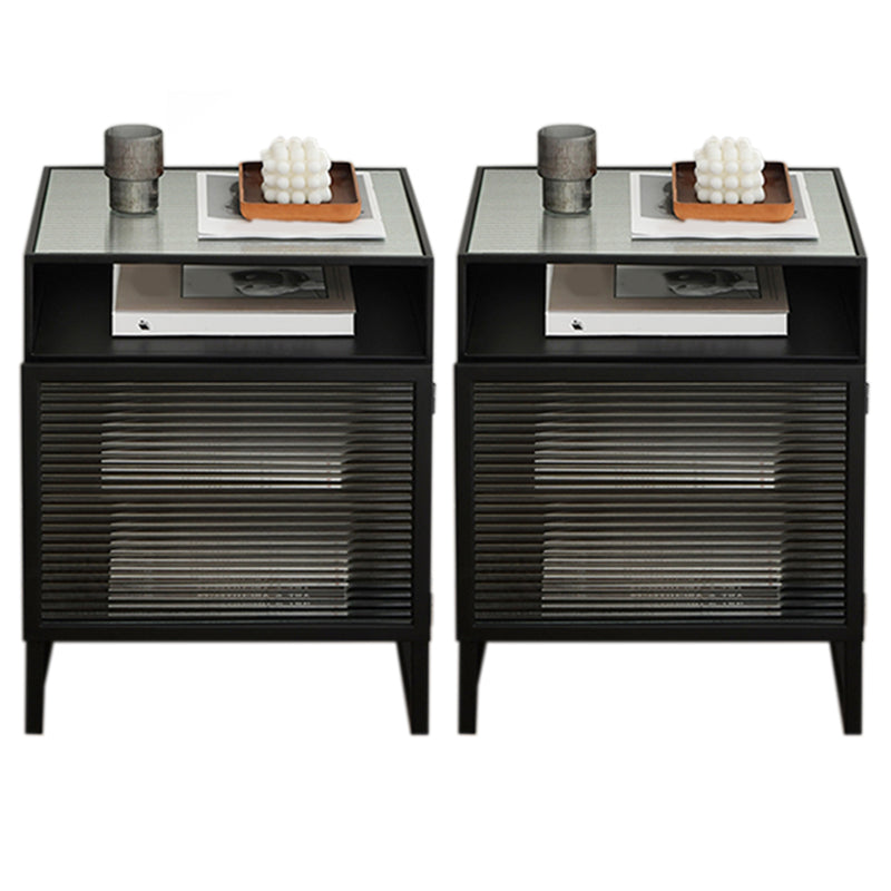 Mesa de noche de madera y vidrio.