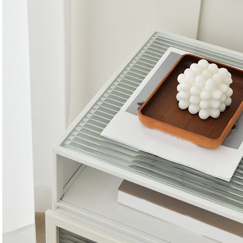 Mesa de noche de madera y vidrio.