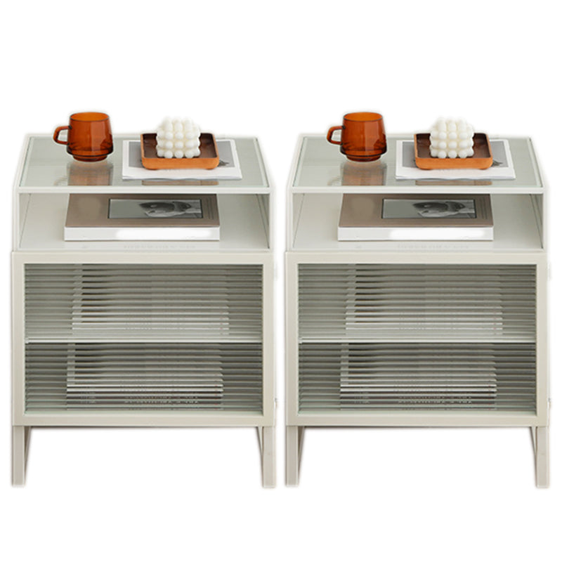 Mesa de noche de madera y vidrio.