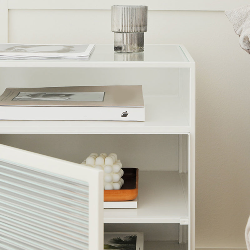 Mesa de noche de madera y vidrio.