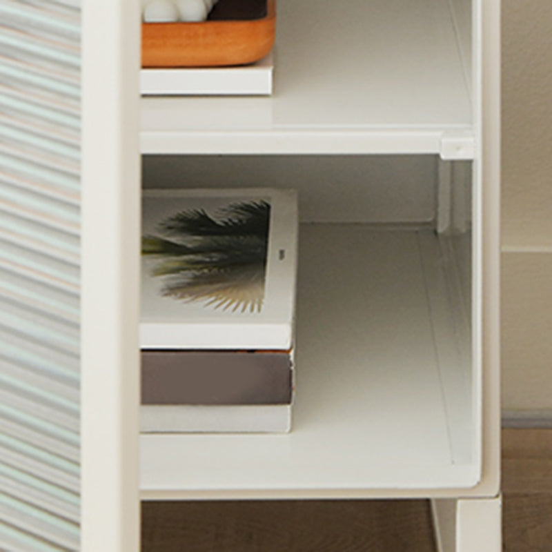 Mesa de noche de madera y vidrio.