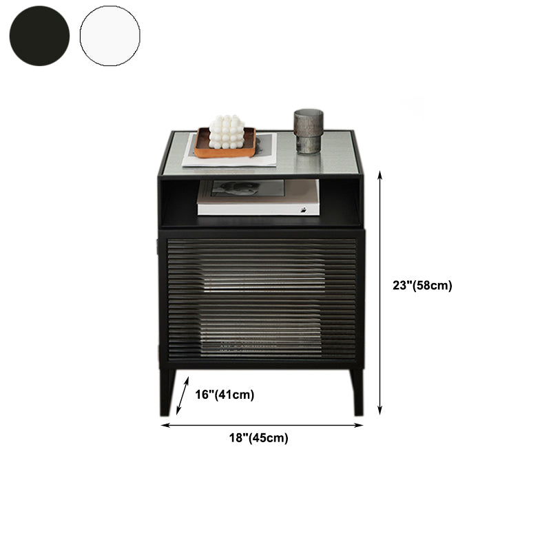 Mesa de noche de madera y vidrio.
