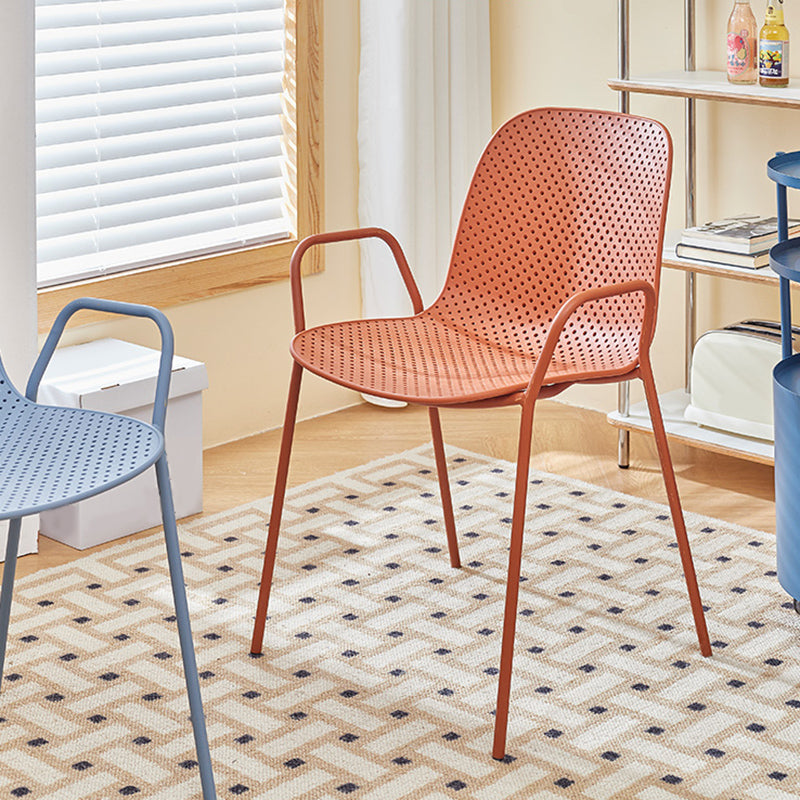 Silla de brazo de estilo contemporáneo silla de comedor de plástico con base de metal