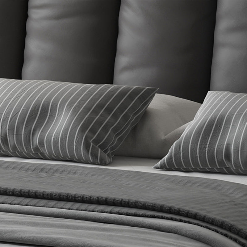 Lit standard moderne du milieu du siècle avec jambes et tête de lit à oreilles