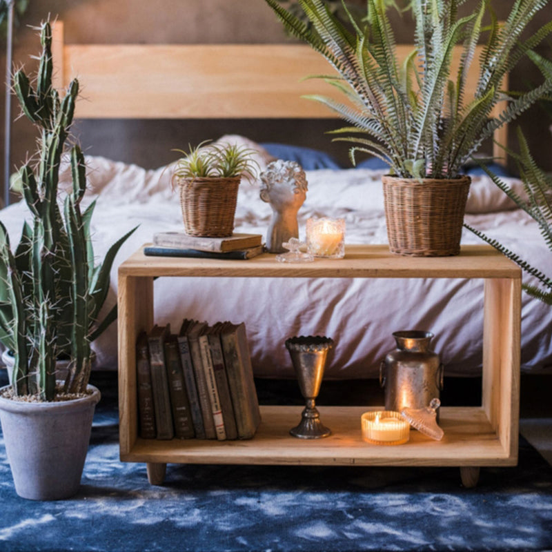 Hölzerner Nachttisch moderner massiver Holz Nachttisch mit niedrigerem Regal