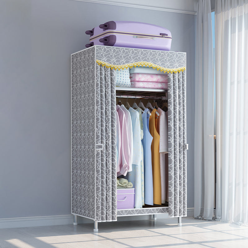 Eigentijdse garderobe -armoire met metalen garderobe kast van de benen