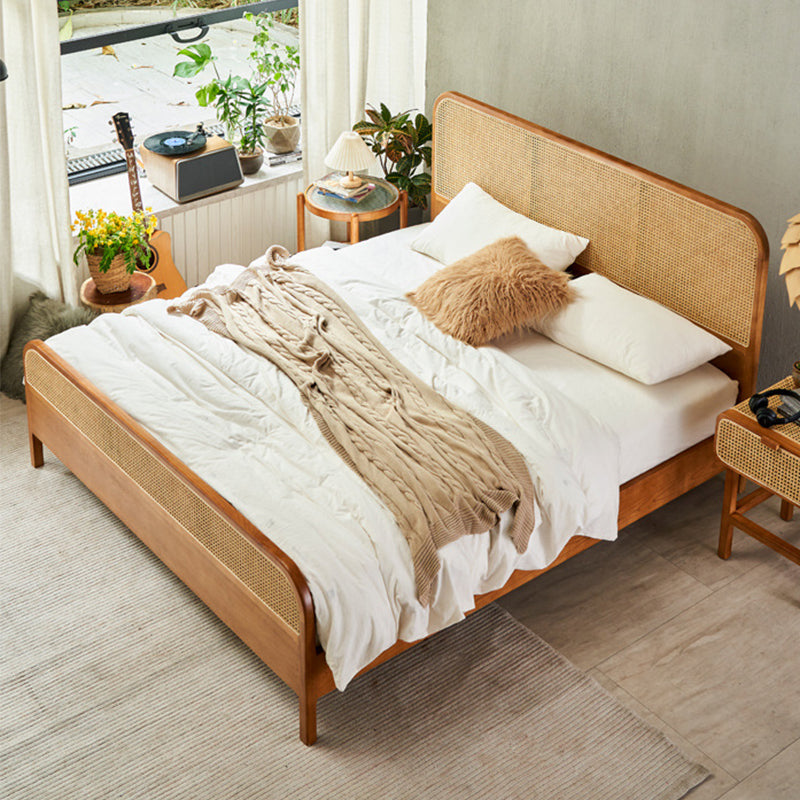 Cama de estilo de ratán tropical en marrón con cabecero y pie