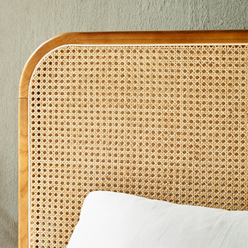 Cama de estilo de ratán tropical en marrón con cabecero y pie