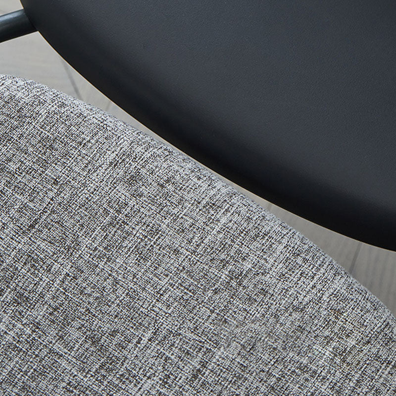 Silla de plástico de brazo tapizado moderno con base de metal para restaurante