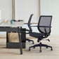 Silla moderna con brazo y ruedas, silla de escritorio con respaldo medio en color negro de microfibra