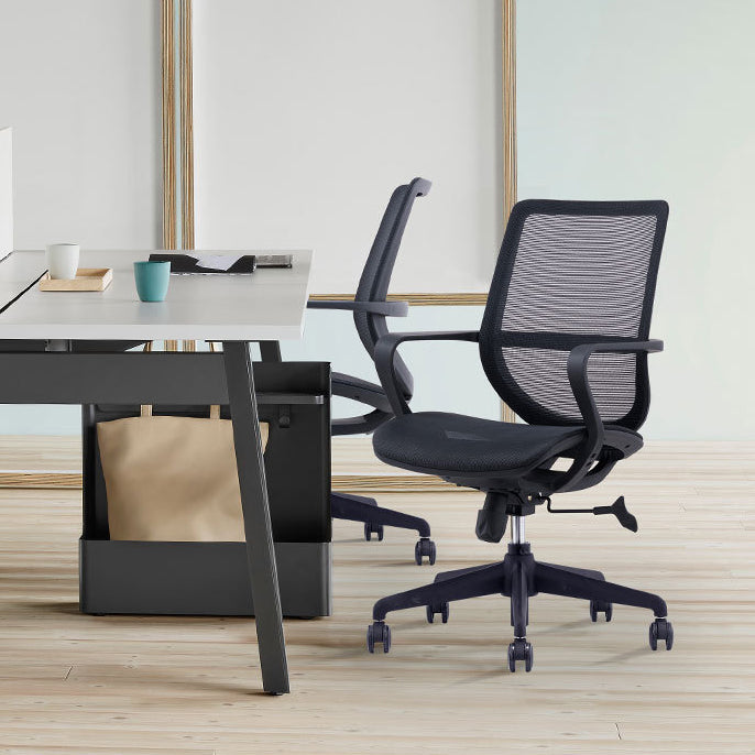 Silla moderna con brazo y ruedas, silla de escritorio con respaldo medio en color negro de microfibra