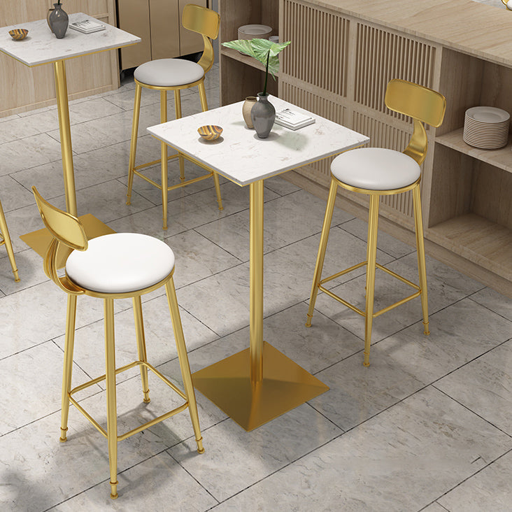 Mesa de pub de mármol sintético, mesa de bar de cócteles en blanco glamuroso con pedestal de metal