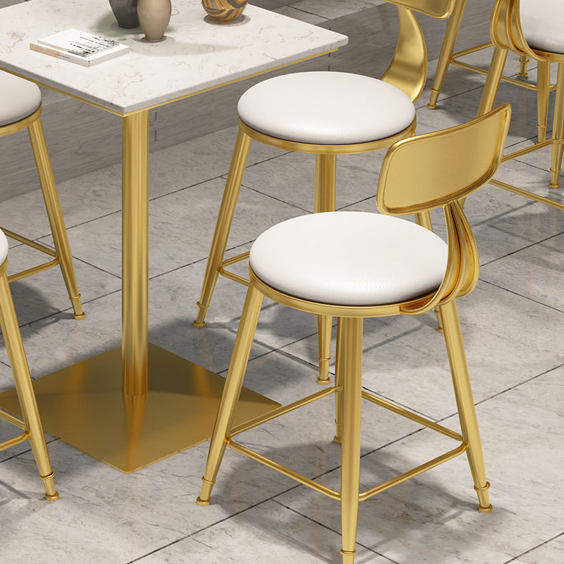 Mesa de pub de mármol sintético, mesa de bar de cócteles en blanco glamuroso con pedestal de metal