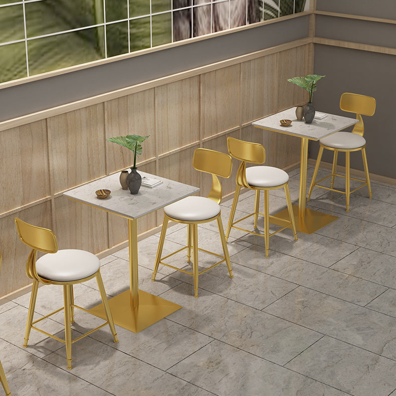 Mesa de pub de mármol sintético, mesa de bar de cócteles en blanco glamuroso con pedestal de metal