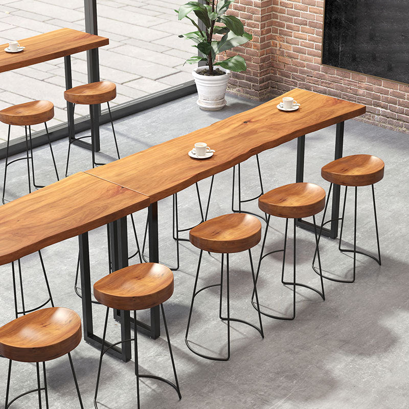 Bartafel van natuurlijk massief hout. Industriële bartafel van zwart en metaal