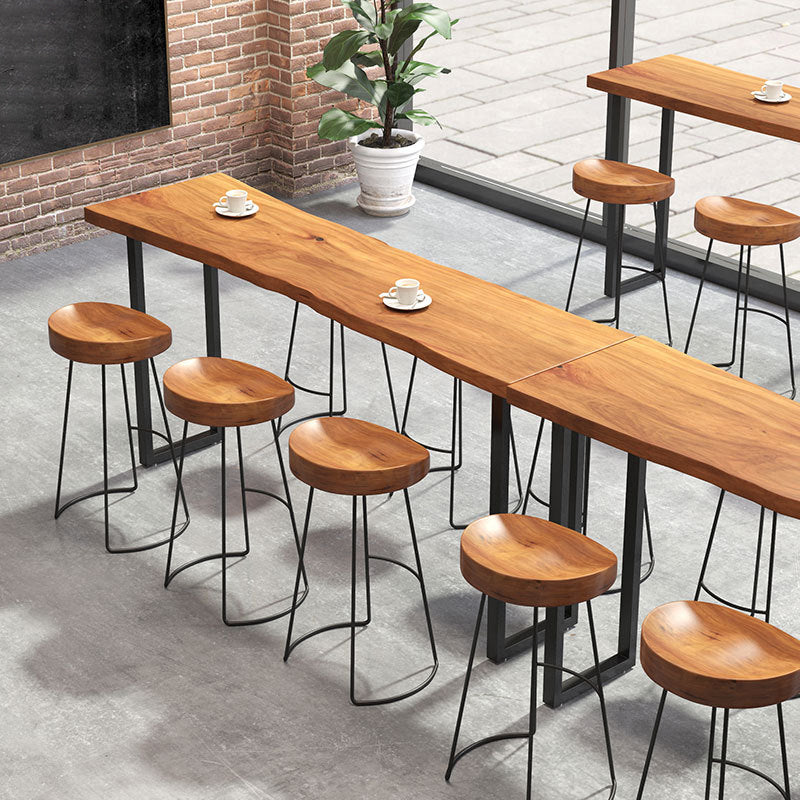 Bartafel van natuurlijk massief hout. Industriële bartafel van zwart en metaal