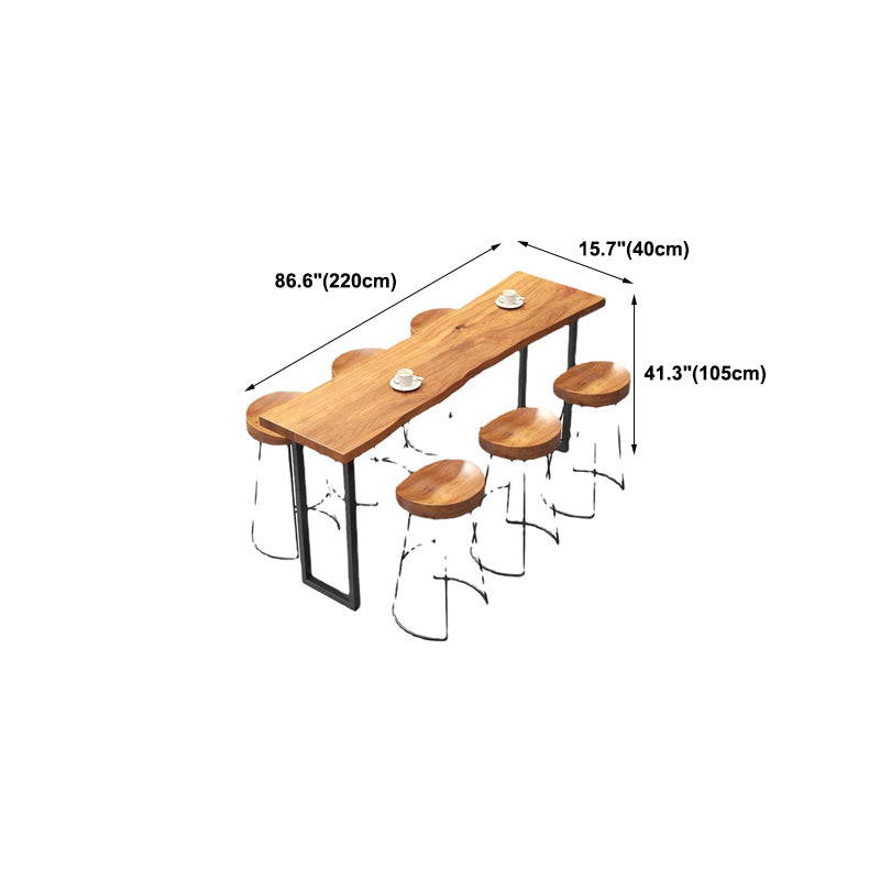 Bartafel van natuurlijk massief hout. Industriële bartafel van zwart en metaal