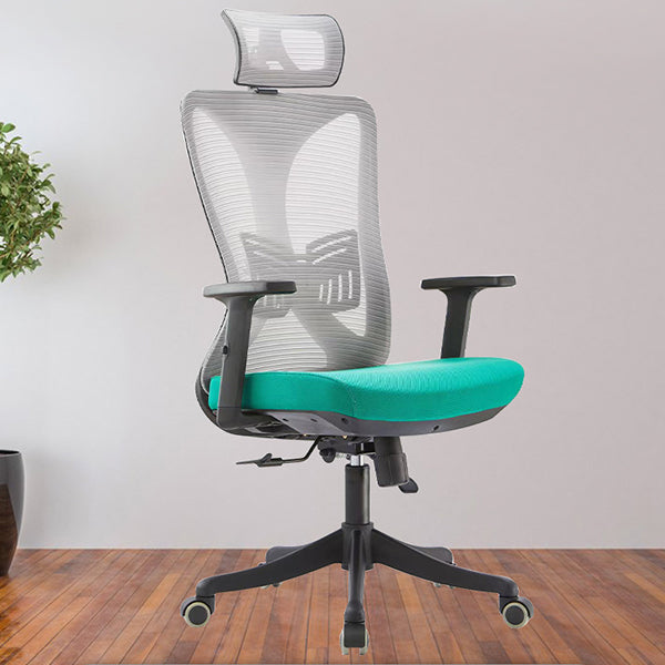 Eigentijdse bureaustoel met kantelmechanisme. Ergonomische bureaustoel met middenrug van gaas