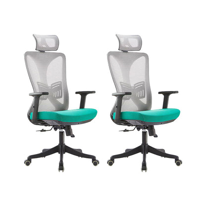 Eigentijdse bureaustoel met kantelmechanisme. Ergonomische bureaustoel met middenrug van gaas