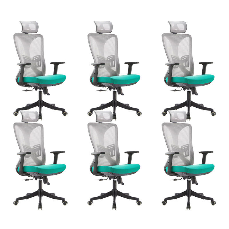 Eigentijdse bureaustoel met kantelmechanisme. Ergonomische bureaustoel met middenrug van gaas