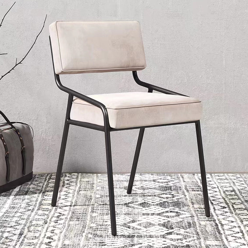 Chaise latéral de style industriel rembourré à l'arrière ouvert avec une jambe en métal