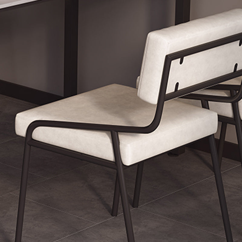 Chaise latéral de style industriel rembourré à l'arrière ouvert avec une jambe en métal