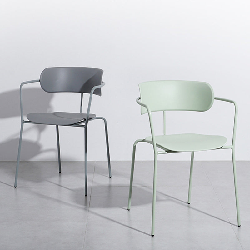 Zeitgenössischer Stil Armstuhl Plastik Plastik Offener Rückseite Essstuhl mit Metallbasis