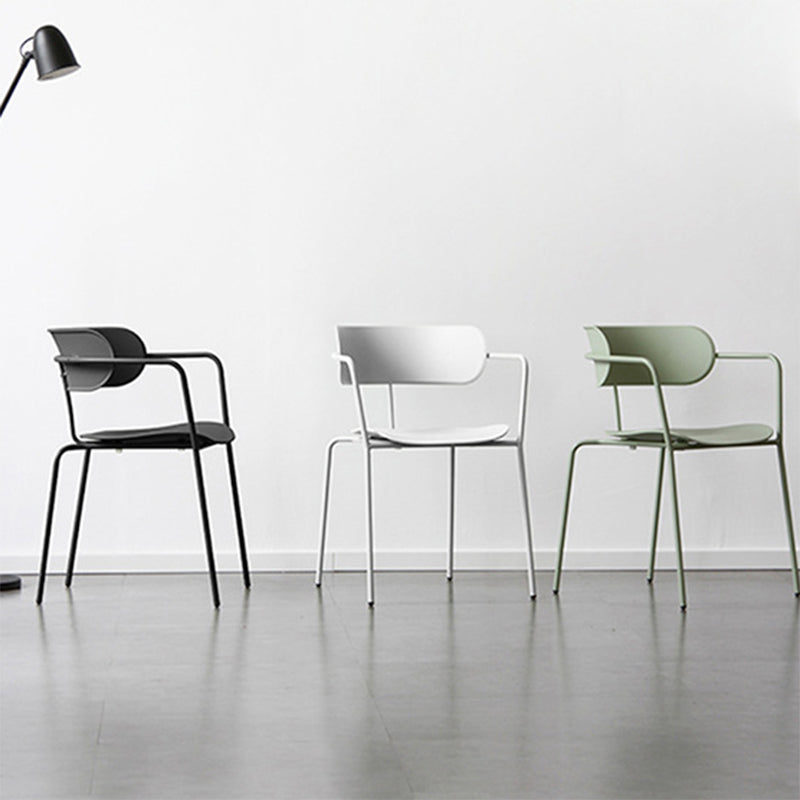 Zeitgenössischer Stil Armstuhl Plastik Plastik Offener Rückseite Essstuhl mit Metallbasis
