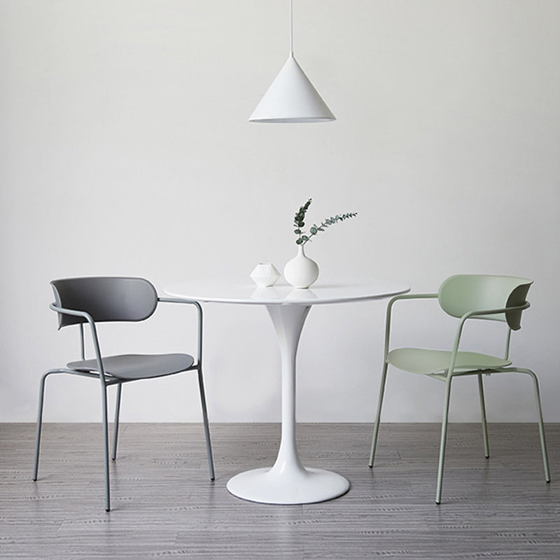 Zeitgenössischer Stil Armstuhl Plastik Plastik Offener Rückseite Essstuhl mit Metallbasis