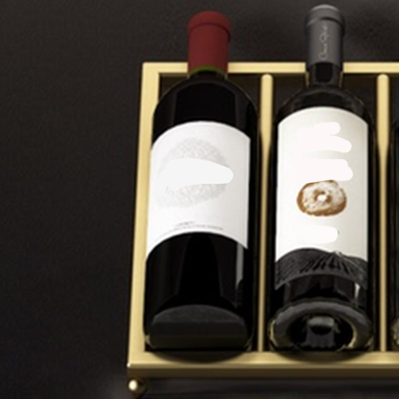Modern tafelblad of aanrecht met metalen wijnrekken met metalen rackpakket